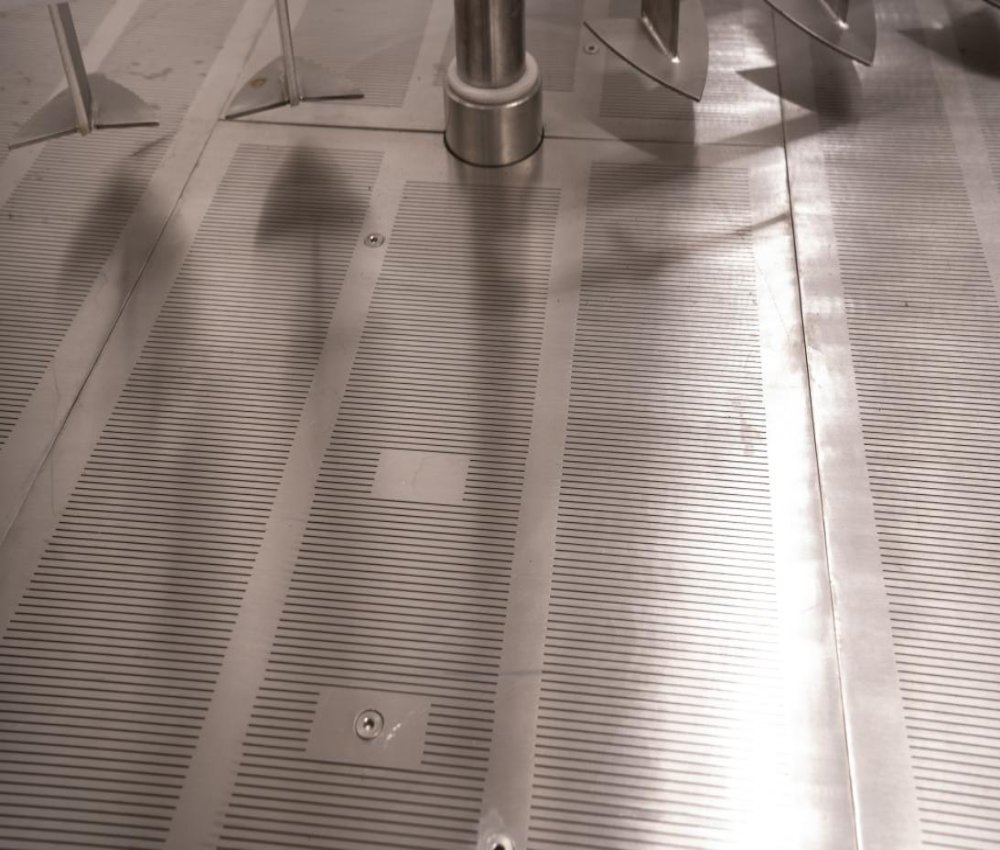 啤酒設(shè)備過(guò)濾罐內(nèi)的濾板被耕刀刮起是怎么回事？